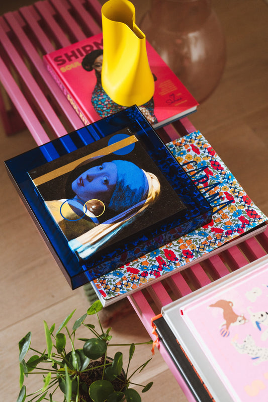 Meisje met de parel van Vermeer met goud details in een blauwe baklijst