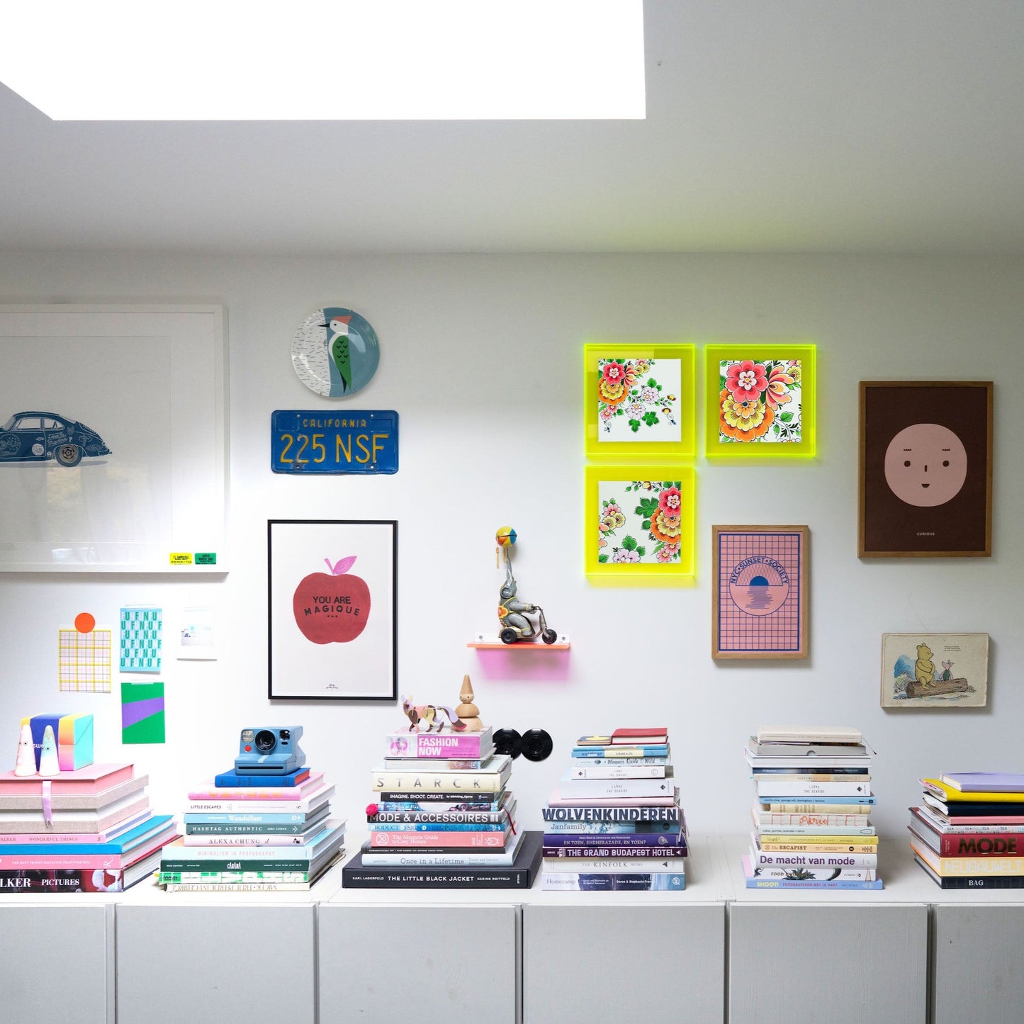 Delftsblauwe bloemen in neon gele lijst (set van 3)