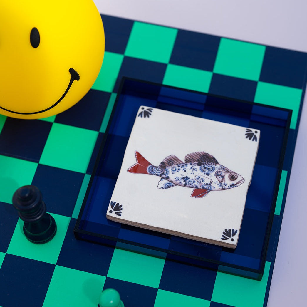 Baars met delftsblauw patroon op een tegel in een koningsblauw lijstje