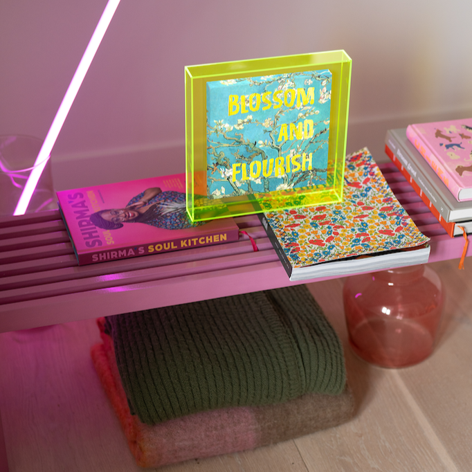 Amandelbloesem van van Gogh met de tekst blossom and flourish in een neon gele baklijst