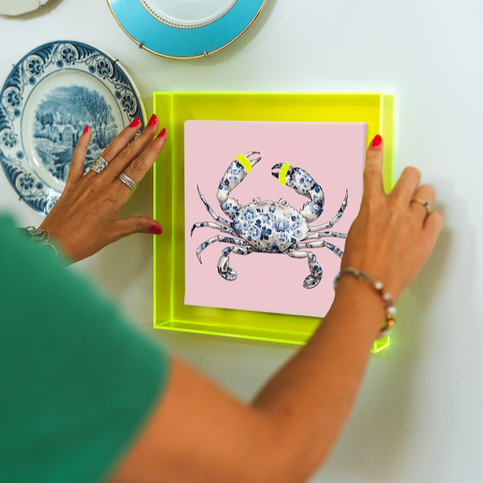 Krab met delftsblauw motief op een roze achtergrond in een gele neon baklijst