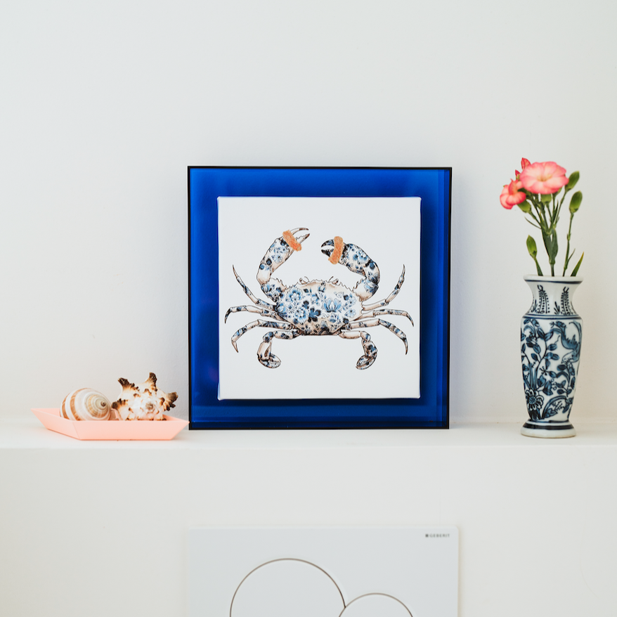 Krab met delftsblauw motief in blauwe baklijst
