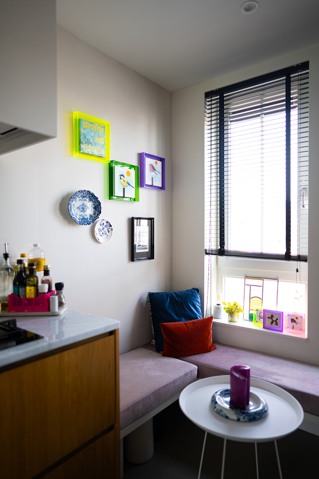 roodborstje in lila lijst samen met koolmees in groene lijst