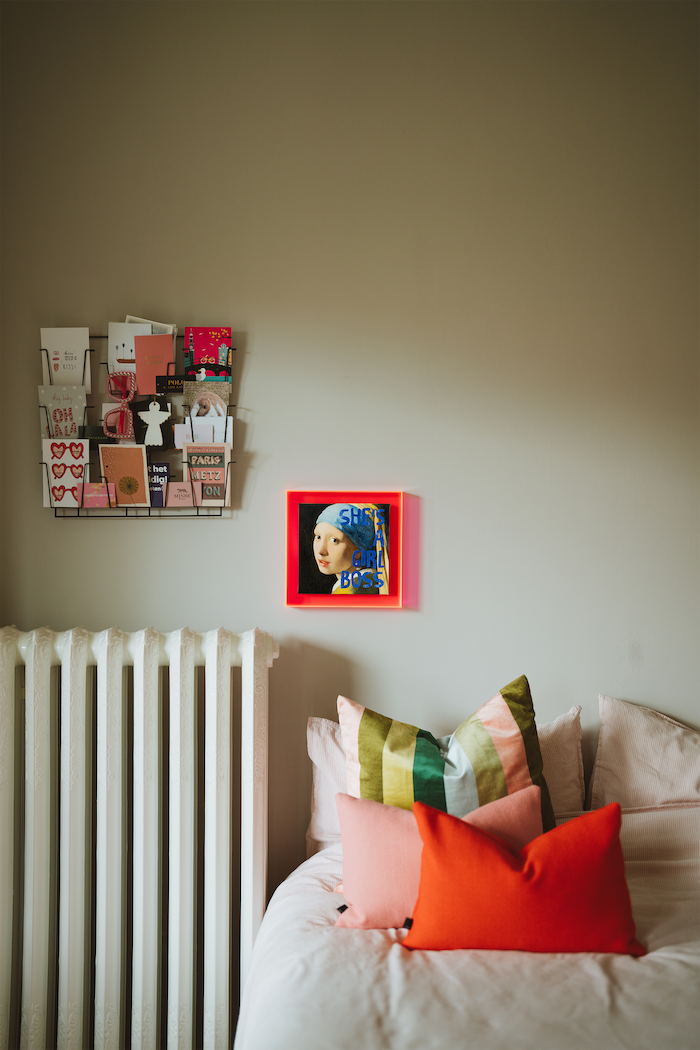 Het meisje met de parel met de tekst she's a girl boss in een neon roze lijst