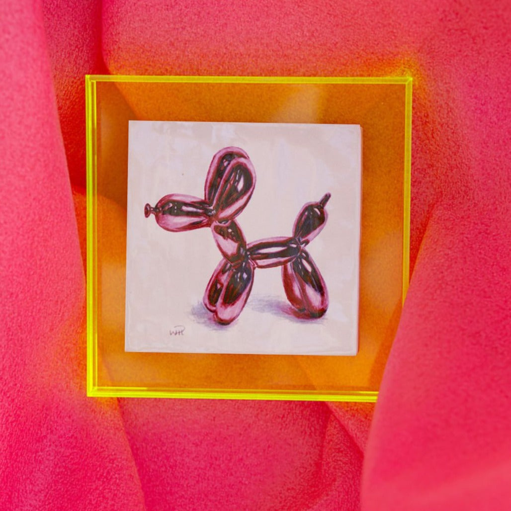 Balloon dog van Jeff Koons, getekend met potlood door Wilma Plaisier in een neon gele lijst
