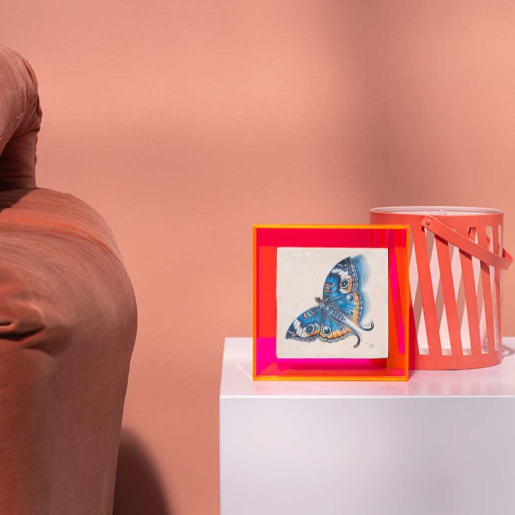 Getekende vlinder op keramiek in neon roze lijst