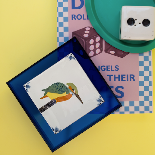 IJsvogel in een koningsblauwe baklijst