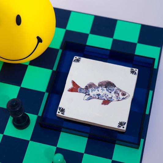 Baars met delftsblauw patroon op een tegel in een koningsblauw lijstje