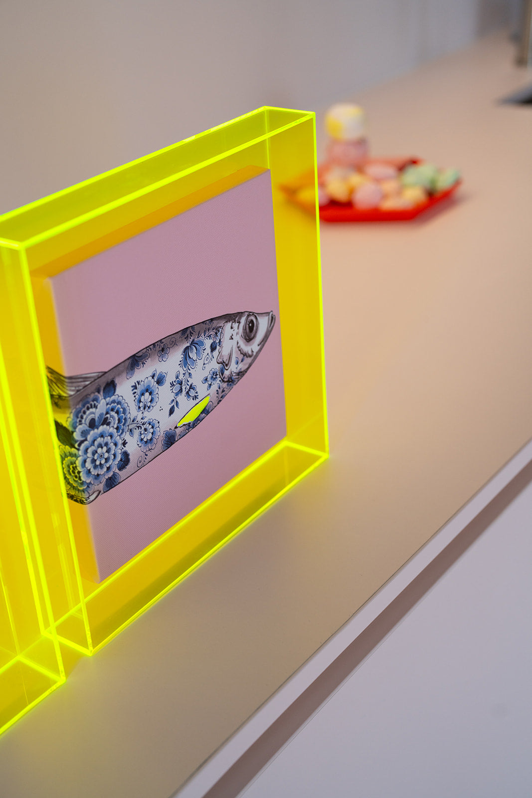 Delfts blauwe haring met neon details in neon gele lijst