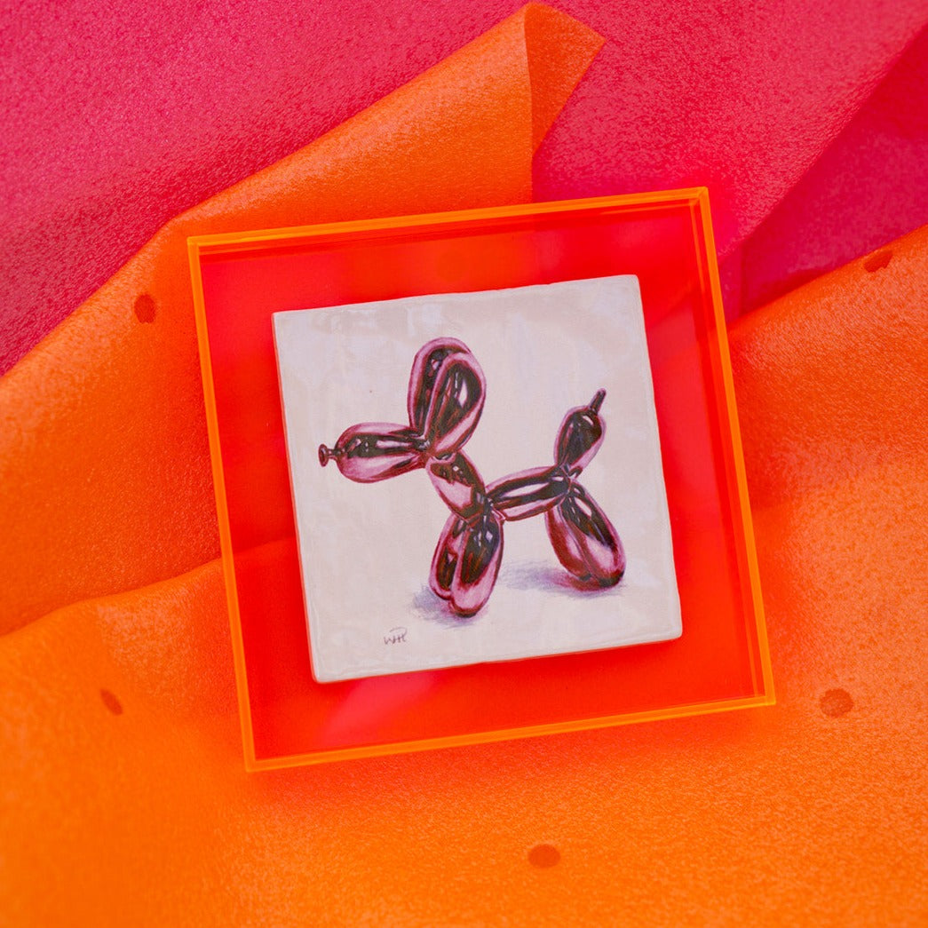Balloon dog van Jeff Koons, getekend met potlood door Wilma Plaisier in neon roze lijst