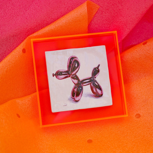 Balloon dog van Jeff Koons, getekend met potlood door Wilma Plaisier in neon roze lijst