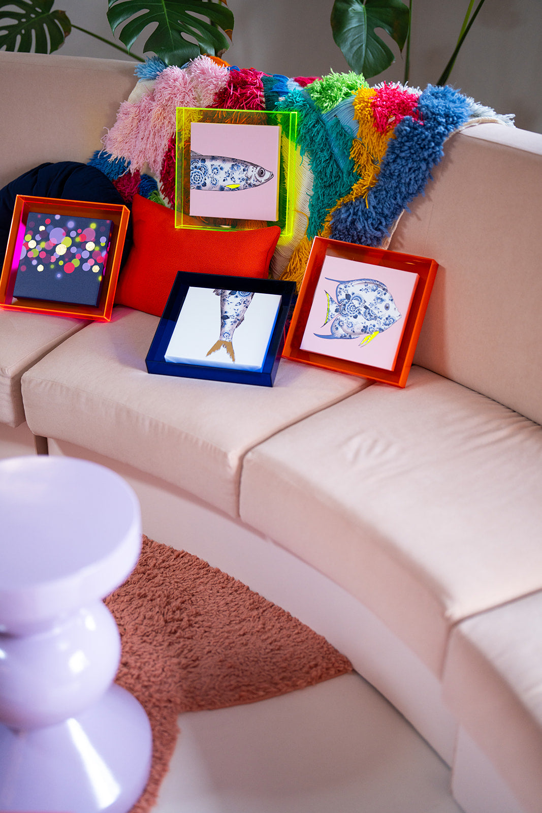 Funky fish afbeeldingen in het delfts blauw met neon lijsten