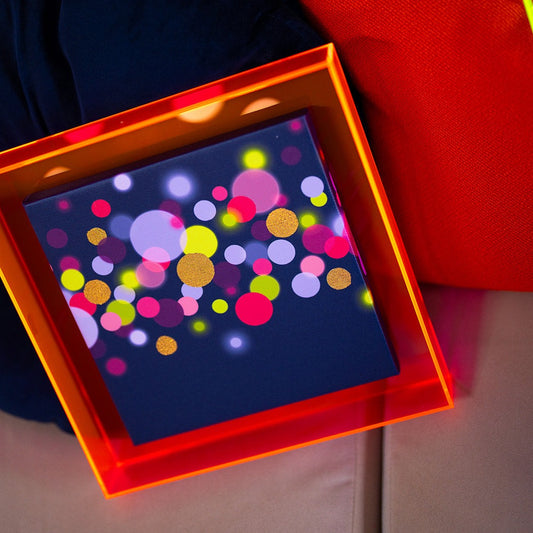 Confetti met bladgoud in neon roze baklijst