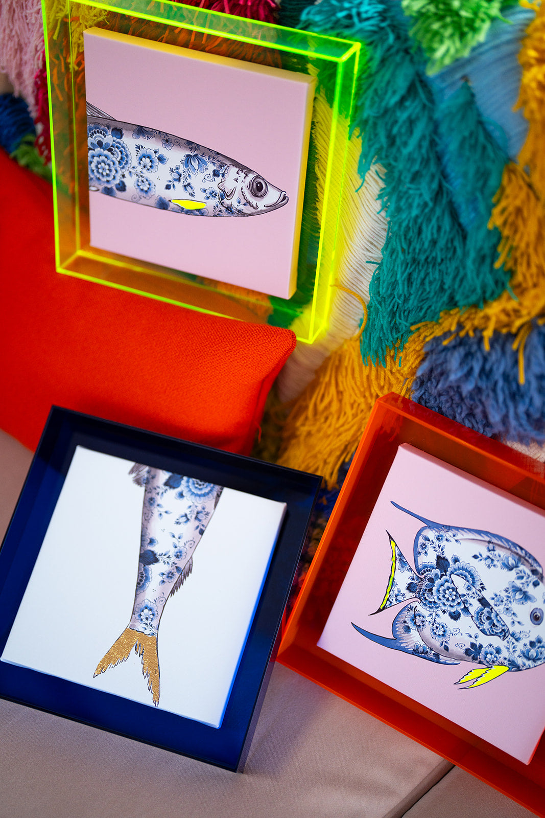 Verschillende Funky Fish in neon gele en roze lijsten