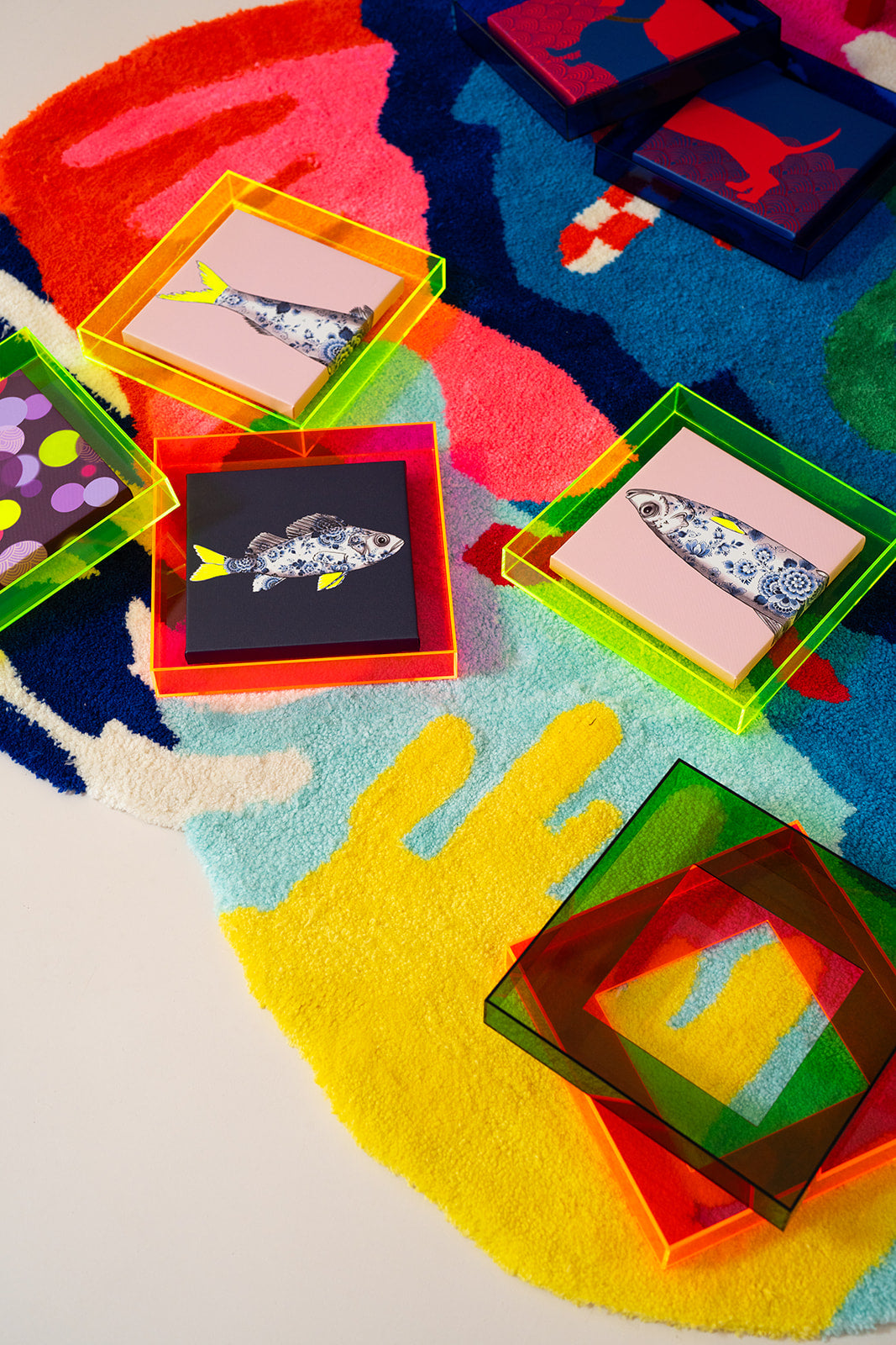 Delfts blauwe haring in neon gele lijst