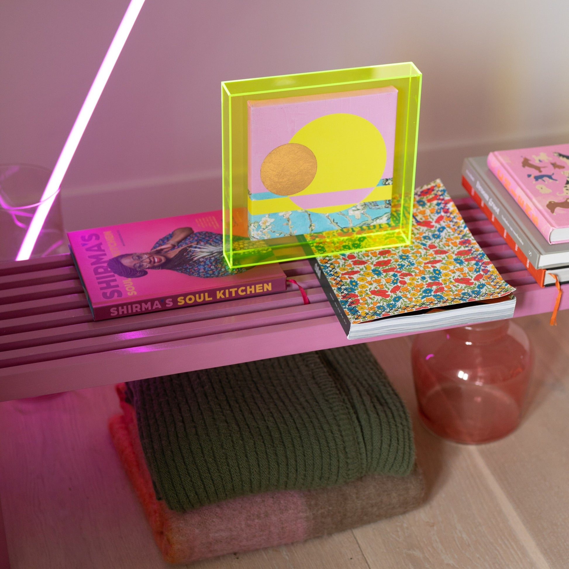 Schilderij met amandelbloesem van van Gogh in moderne uitvoering met bladgoud in neon gele lijst