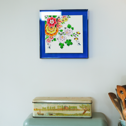 Delftsblauwe bloemen in kleur in een blauwe baklijst