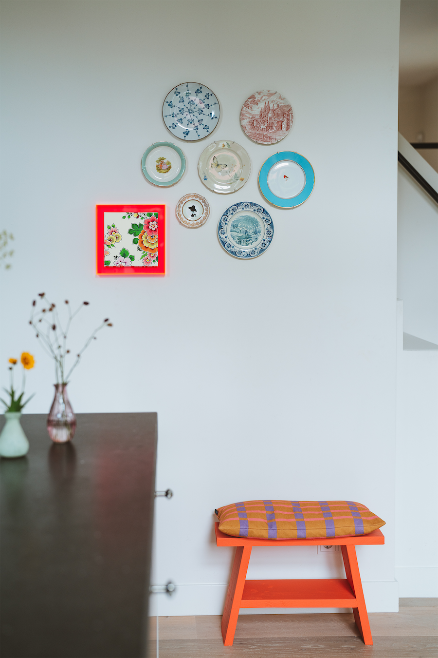 Delftsblauwe bloemen in kleur in een neon roze baklijst