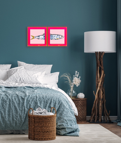 Delfts blauwe haring met gouden vinnen in neon roze lijst