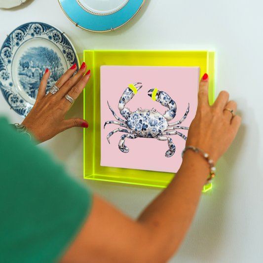 Krab met delftsblauw motief op een roze achtergrond in een gele neon baklijst
